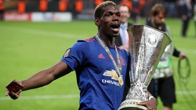 يحتفل بول بوجبا بفوز مانشستر يونايتد في الدوري الأوروبي 2017 في ستوكهولم